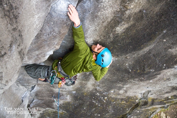 Een klimmer die de rots vertrouwd en niet eens door heeft dat er een camera in zijn neus geschoven wordt.